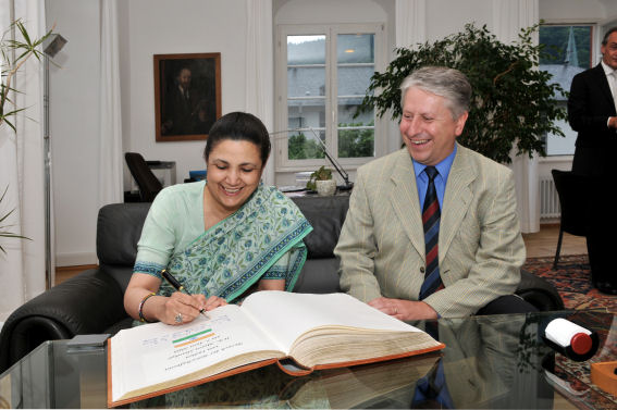 Botschafterin Meera Shankar und Rektor Prof.
