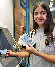 Studentin am Geldautomat