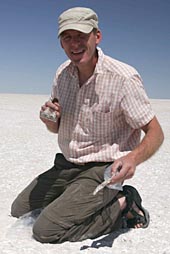 Der Heidelberger Geowissenschaftler Karsten Kotte entnimmt Proben in der Salzwüste des trockengefallenen Aralsees in Usbekistan.