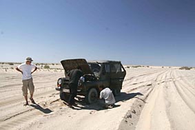 Forscheralltag: Zwei Tagesmärsche vom nächsten Dorf entfernt, bleibt der Jeep bei Lufttemperaturen um die 40 Grad Celsius im tiefen Sand des einstigen Aralsees stecken.