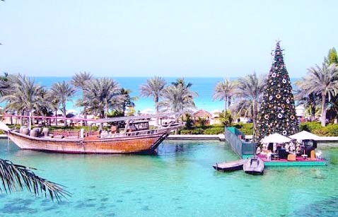 Unter dem Weihnachtsbaum in der Sonne sitzen: Dubai macht's möglich.