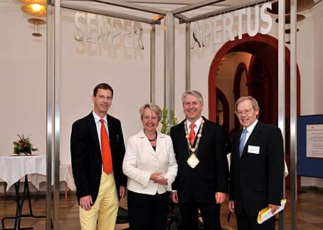 Bundesbildungsministerin Dr. Annette Schavan, Rektor Bernhard Eitel (2.v.r.) und die beiden Kolleg-Direktoren Prof. Hans-Georg Kräusslich (li) und Prof. Wolfgang Schluchter (re)