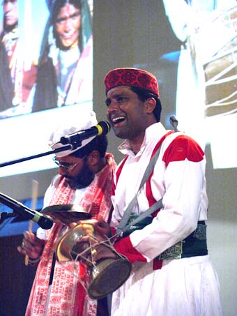Mit einem rituellen Jagar-Lied aus dem indischen Srinagar eröffneten Prof. Dr. Data Ram Purohit von der H.N.S. Garhwal Universität in Srinagar und der Volkssänger Pritam Barthwan die Konferenz des SFB 619 vor gut 600 Gästen. (v.l.n.r.) 