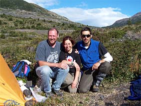 Teilnehmer der erfolgreichen Expedition von Februar 2007: Prof. Dr. Wolfgang Stinnesbeck (links), Biologin Judith Pardo Pérez, Ing. Geol. Christian Salazar Soto