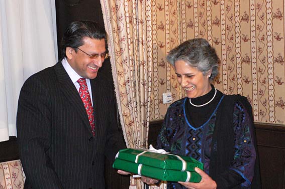 Der Botschafter Pakistans, S.E. Shahid Kamal, und Professor Gita Dharampal-Frick tauschen Gastgeschenke für die Bibliothek des Südasien-Instituts aus. 