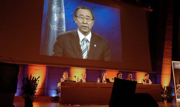 Von der Leinwand grüßt Ban Ki-moon, Generalsekretär der Vereinten Nationen.