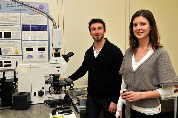 Alexander Brunner und Olga Huber am Nanoskop