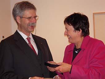 Bundesjustizministerin Zypries überreichte Prof. Kronke den Orden in Berlin.