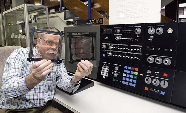Johannes Wilhelm vom URZ zeigt zwei Speichermodule eines Großrechners aus den frühen 1970er Jahren.   