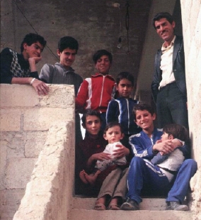 Hamad Ahmat Hemid mit seinen Kindern aus Bakha 