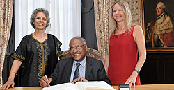 Botschafter von Sri Lanka trägt sich in Goldenes Buch ein