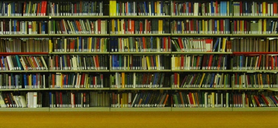 Bücherregal in einer Bibliothek