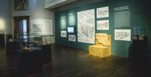 Valentinian Blick In Die Ausstellung Auf Die Platzinschrift Und Das Modell Des Spätantiken Speyers