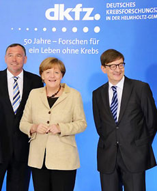 Angela Merkel im DKFZ mit Puchta und Wiestler
