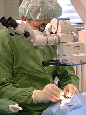 Während einer realen Katarakt-Operation wird der sogenannte Kapselsack des Auges kreisförmig geöffnet, damit die vom grauen Star getrübte Linse durch eine künstliche Linse ersetzt werden kann.