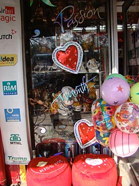 Das Schaufenster eines Geschenkladens am Valentinstag des Jahres 2009 in Neu Delhi