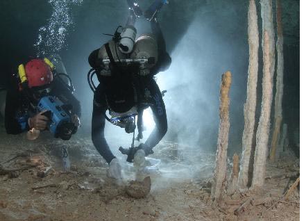 Der mexikanische Archäologe Arturo González und sein Begleiter Jerónimo Avilés bergen die Knochen eines prähistorischen Menschen in Chan Hol,einer Unterwasserhöhle mitten im Urwald von Süd-Mexiko.