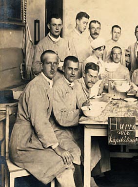 Soldaten bei einer Mahlzeit in einem Lazarett in Weimar, Feldpostkarte, August 1918