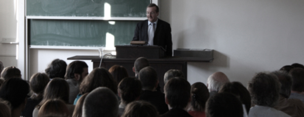 Bild: Prof. Dr. Bernd Schneidmüller bei der Einführung zum Vortrag von Prof. Dr. Alexander Beihammer am 7. Mai 2009