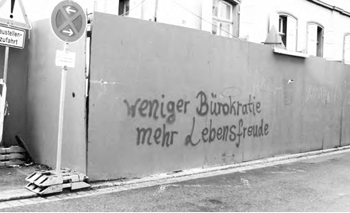Weniger Bürokratie, mehr Lebensfreude. Graffiti in Heidelberg.