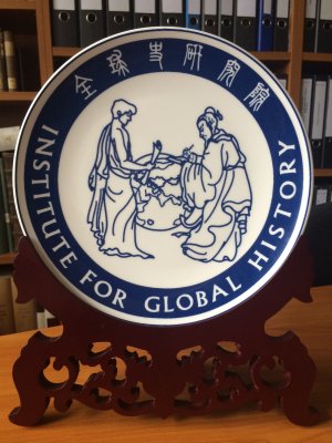 Richter, Roth, Peking 2017, BFSU-Logo