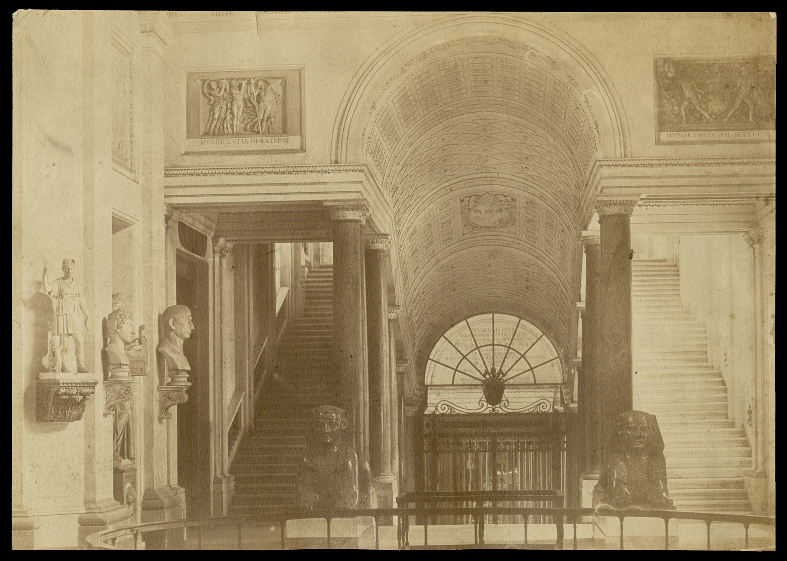 Unbekannter Fotograf: Vatikanische Museen, Sala della Croce Greca, Rom, um 1850