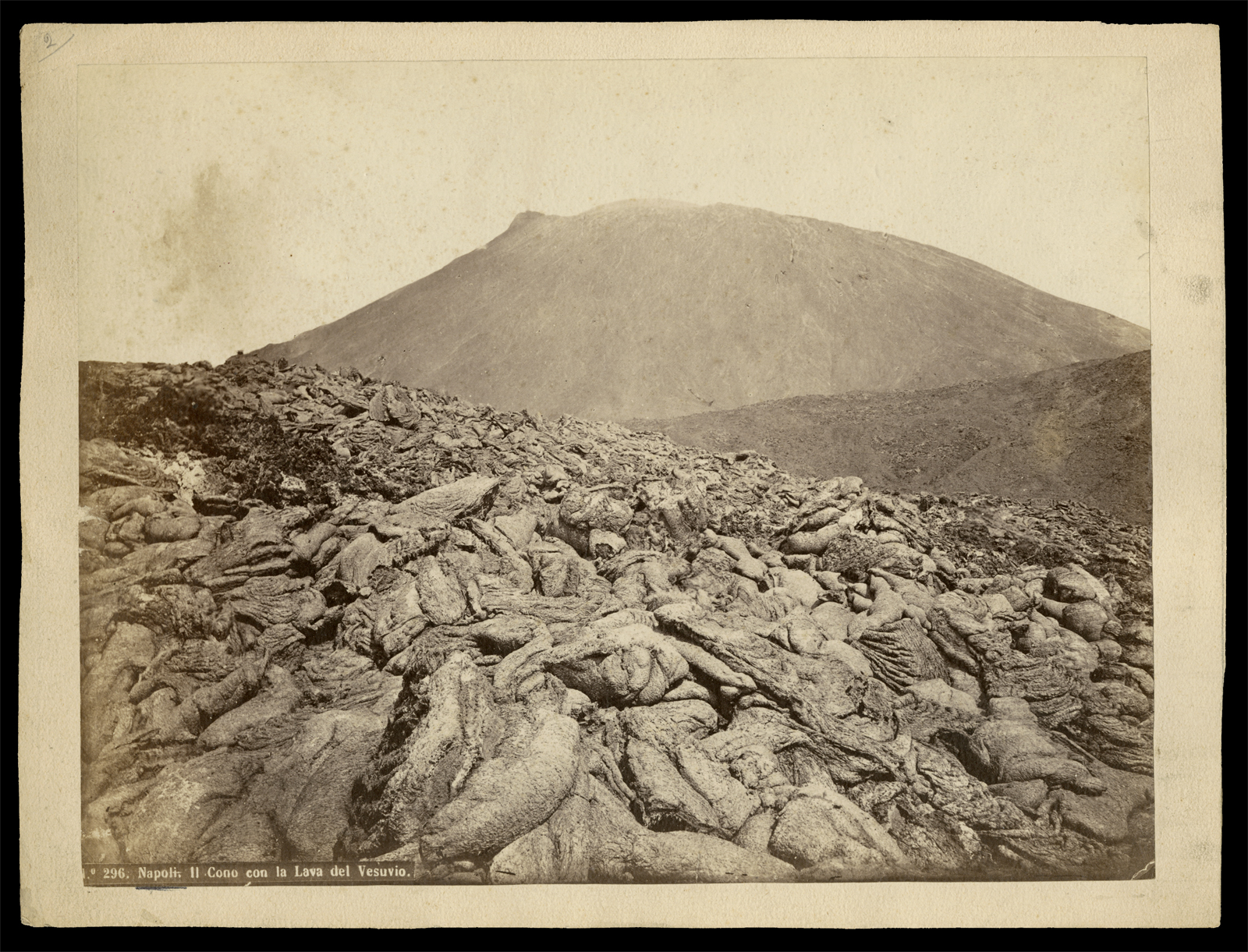 Rive, Roberto: No. 297. Napoli. Il cono con la Lava del Vesuvio, um 1865–1870