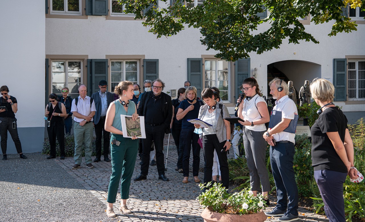 Ellen Schumacher und Florence Fischer erläutern bei der ICOMOS-Gutachter-Mission im September 2020 die Baugeschichte der Speyerer Synagoge, © IEK, Steffen Fuchs