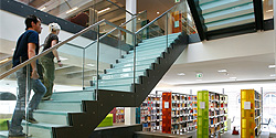 Bibliothek Bergheim Treppe 250x125