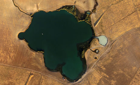 Ganau-See mit Blick auf die Bohrplattform