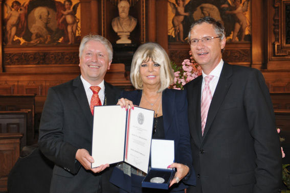 Dr. Dr. h.c. Manuela Schmid mit Großer Universitätsmedaille der Universität Heidelberg ausgezeichnet