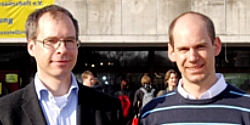 >Prof. Dr. Ulrich Schwarz (links) und Julian Weichsel