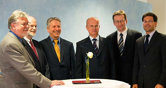 Prof. Hans Georg Bock, IWR; Prof. Bernd Jähne, HCI; Rektor Prof. Bernhard Eitel; Wissenschaftsminister Prof. Frankenberg; Prof. Christoph Schnörr, HCI; Prof. Fred Hamprecht, HCI (von links).
