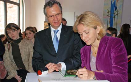 Prorektor Pfeiffer und Ministerin Pécresse beim Eintrag in das Goldene Buch