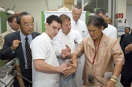 Prinzessin Maha Chakri Sirindhorn zeigte bei ihrem Besuch der orthopädischen Werkstätten großes Interesse an der Funktionsweise von Armprothesen.