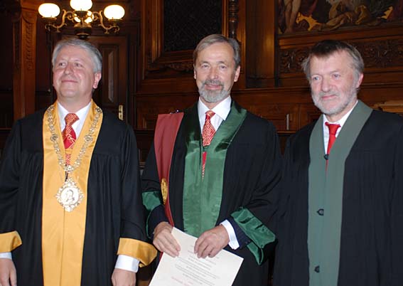Neuer Ehrendoktor der Universität Heidelberg: Prof. Dr. Geoffrey Boulton (Bildmitte) zusammen mit Rektor Prof. Bernhard Eitel (links) und Dekan Prof. Dr. Heinz Friedrich Schöler (rechts). 
