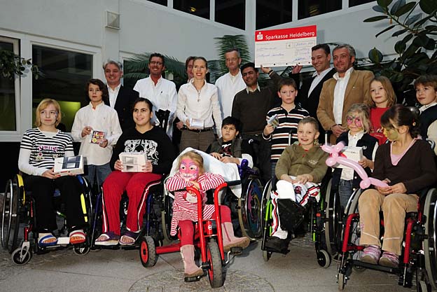 Strahlende Gesichter bei der Spendenübergabe in der Orthopädischen Universitätsklinik Heidelberg.