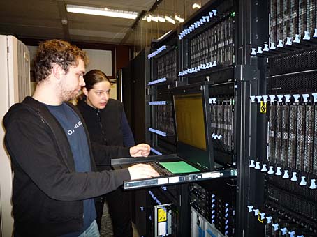 Dr. Sabine Richling und Steffen Hau arbeiten an der Aufrüstung  des bwGRiD-Clusters