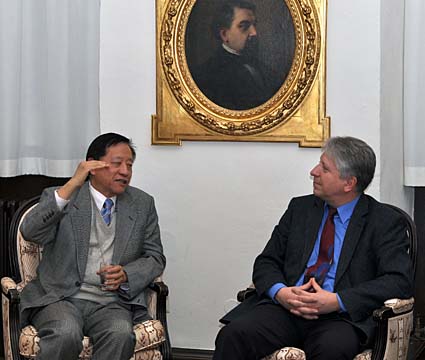 Prof. Dr. Ching Fai Ng, Präsident der Hongkong Baptist University, im Gespräch mit Rektor Prof. Dr. Bernhard Eitel.