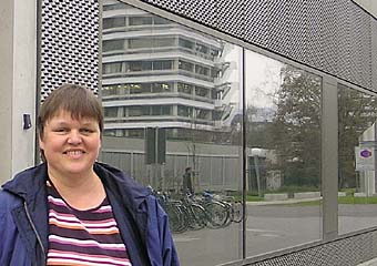 Nahe dran am wissenschaftlichen Nachwuchs: Ursula Kummer vor dem Bioquant-Gebäude.  