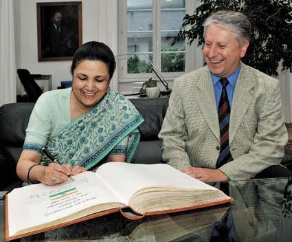 Auch Indiens Botschafterin Meera Shankar kam nach Heidelberg und trug sich, hier mit Rektor Bernhard Eitel, in das Goldene Buch der Universität ein.   