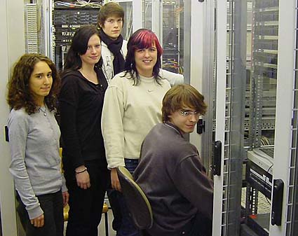 Zehra Capaci, Christine Huber, Martin Gabel, Melanie Schott und Thomas Lerch im Server Raum des Physikalischen Instituts (v.l.n.r.).