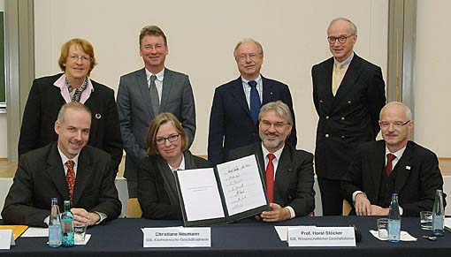 Vertreter der beteiligten Universitäten und Institutionen mit der Heidelberger Kanzlerin Dr. Marina Frost (links) freuen sich über die nun vertiefte Zusammenarbeit.   