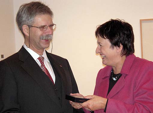 Herbert Kronke erhält den Verdienstorden aus der Hand von Brigitte Zypries.   