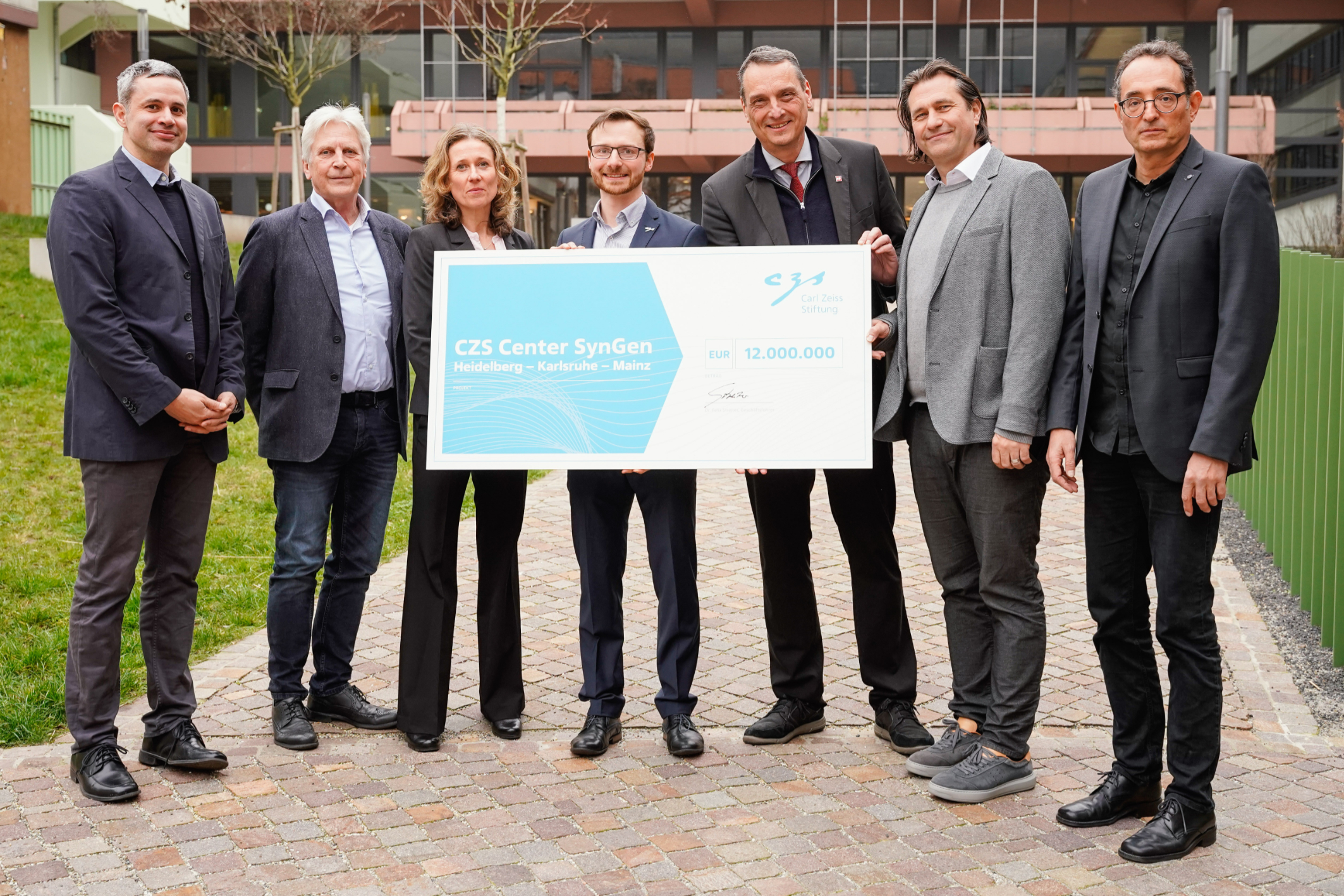 Gathered for the opening at Heidelberg University: the scientific management committee of the CZS Center SynGen, represented by Michael Knop (right), Sylvia Erhardt (third from left) and Edward Lemke (left), as well as Phil-Alan Gärtig as representative of the Carl-Zeiss-Stiftung (centre) and Andreas Dreuw (second from right), Stefan Müller-Stach (third from right) and Martin Bastmeyer (second from left) as representatives of the participating universities.