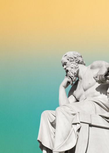 Statue von Sokrates vor farbigem Hintergrund