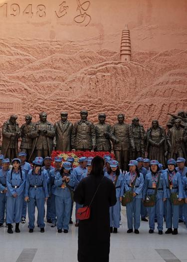Foto einer chinesischen Gedenkstätte mit einer Gruppe von Besuchern
