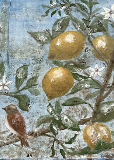 Foto, Freskenmalerei mit Zitronen und Vogel vor blauem Himmel