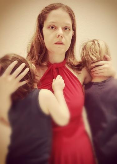 Foto, Frau im roten Kleid mit zwei Kindern